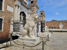 Statue af en løve foran de venetianske skibsværfter