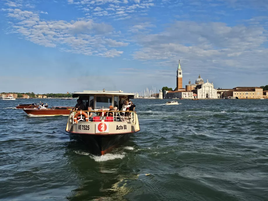 Vaporetto ved Piazza San Marco