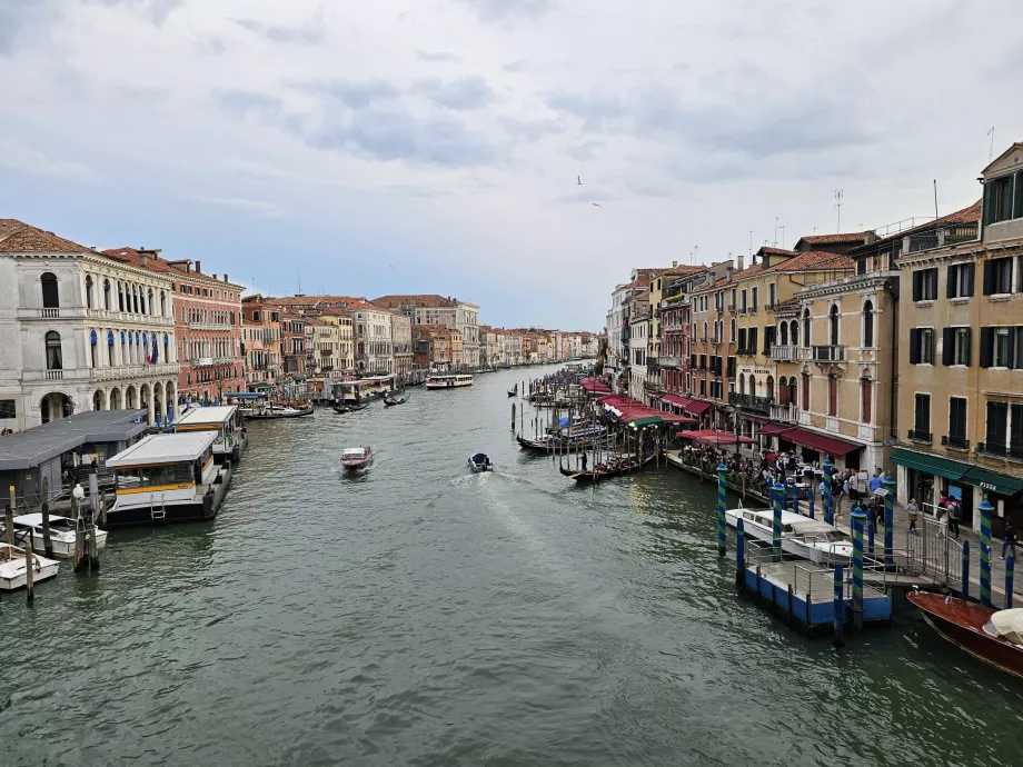 Udsigt fra Rialtobroen på Canal Grande