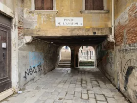 Passager under huse i Venedig