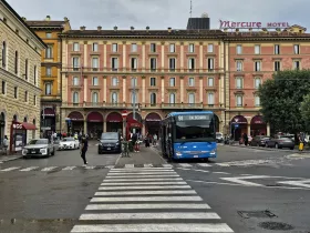 Busserne 81, 91, 35 og 39 stopper foran Bologna Centrale