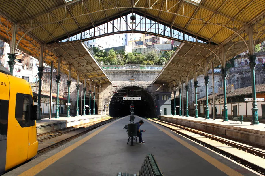 Sao Bento Station Perron