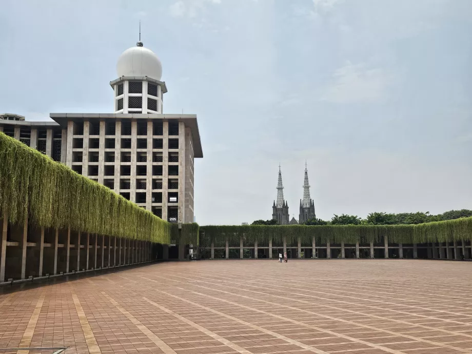 Istiqlal-moskéen med katedralen i baggrunden