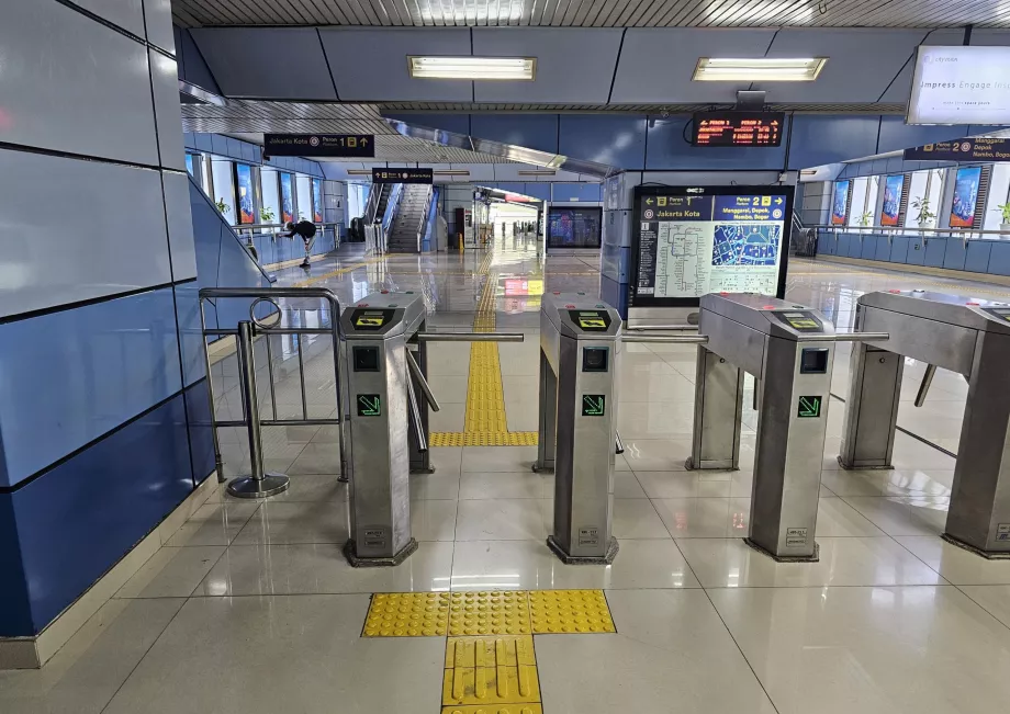 Turnstiles på en pendlertogstation