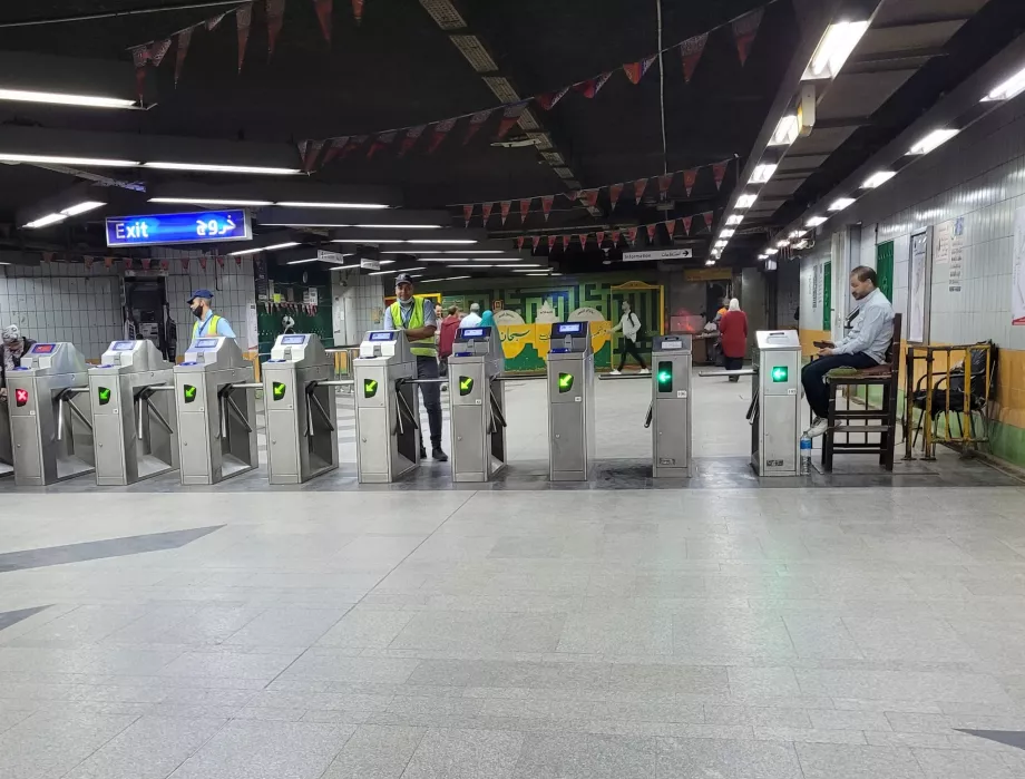 Turnstiles ved metroindgangen