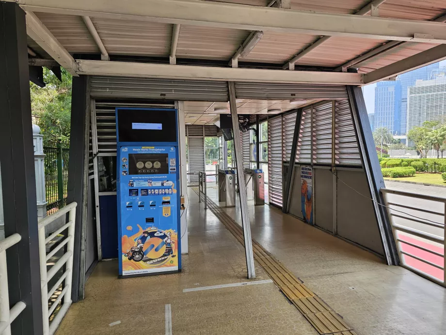 Billetsalg ved TransJakartas busstoppested