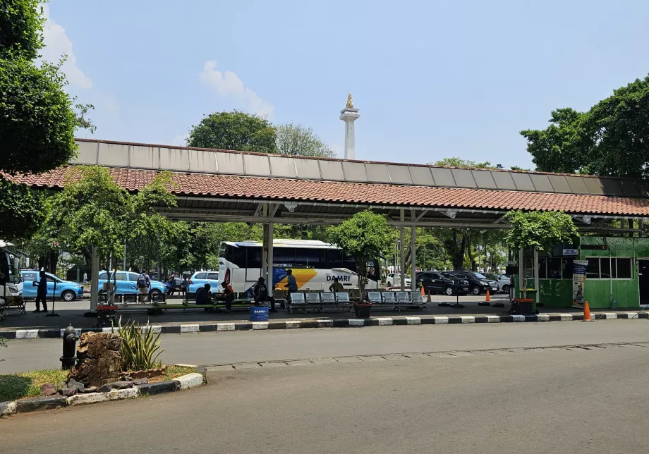 Busstoppested DAMRI nær Gambir station