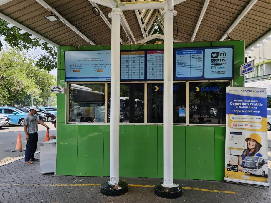 Kasse - busstoppested ved Gambir station