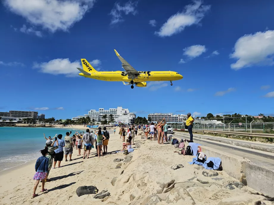 Spirit Airlines' ankomst over Maho Beach