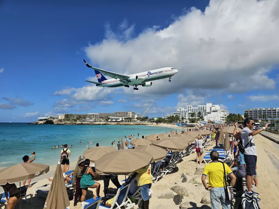 Parasoller med liggestole på Maho Beach