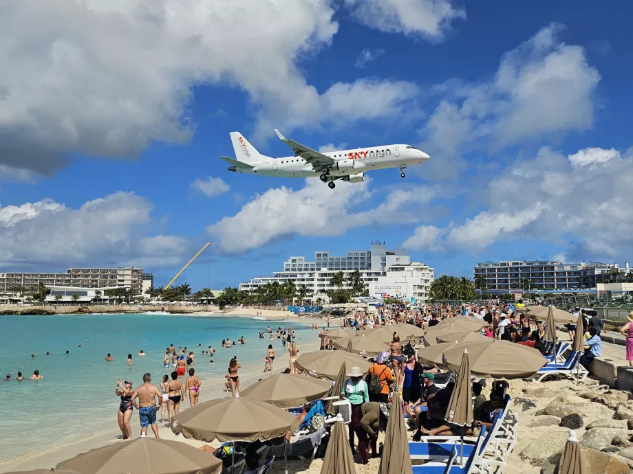 Sky High Dominicana på Maho Beach