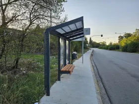 Bus stop in the direction of the centre