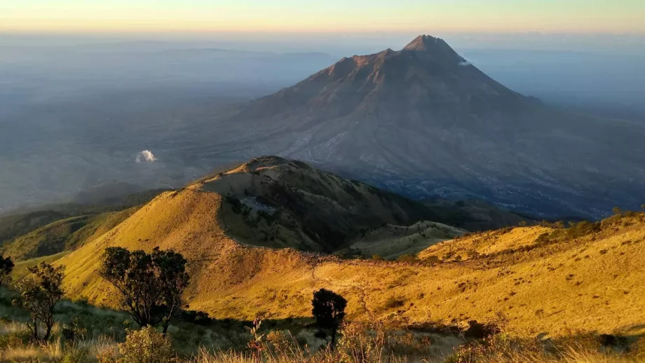 Udsigt fra toppen af Mount Merbabu til Merapi-vulkanen