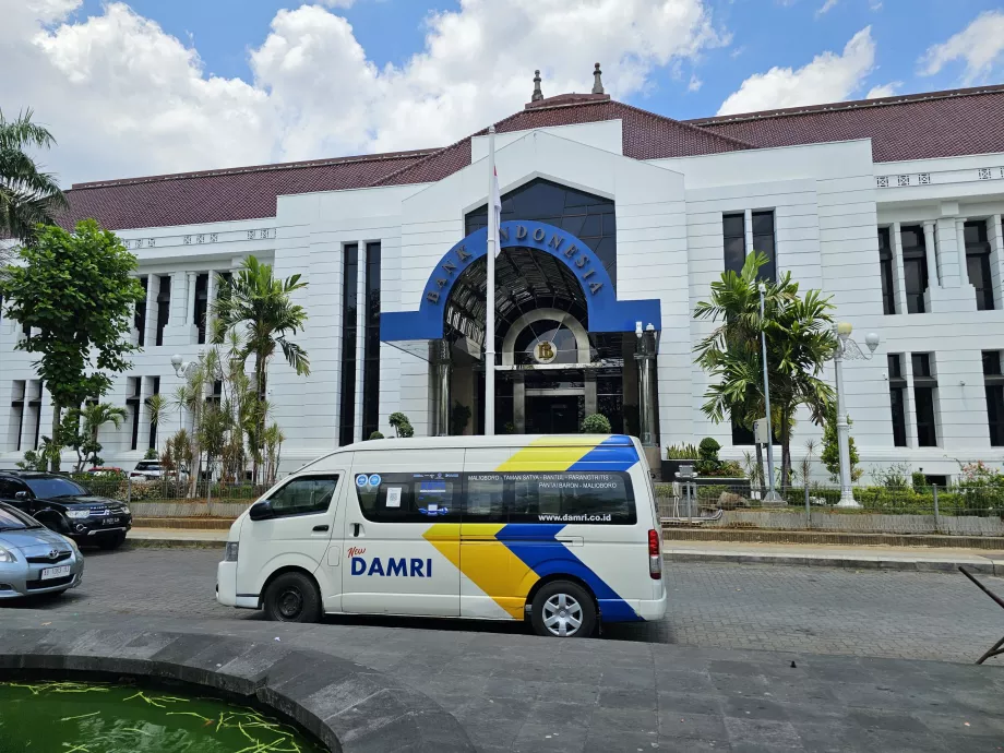 DAMRI busstoppested foran Bank Indonesia