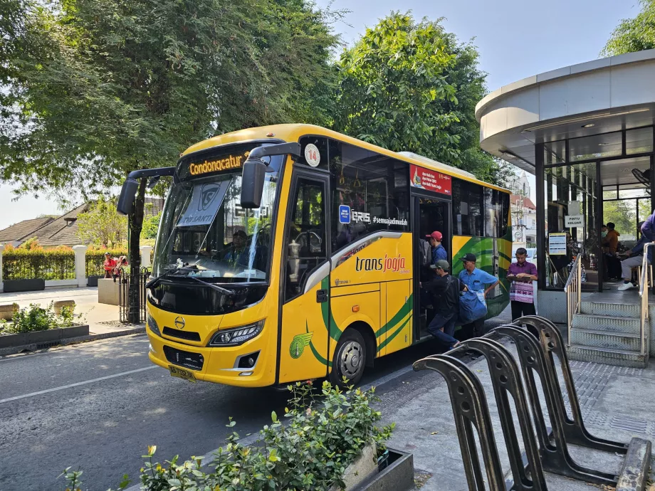 TransJogja-bus, påstigning fra gadeniveau