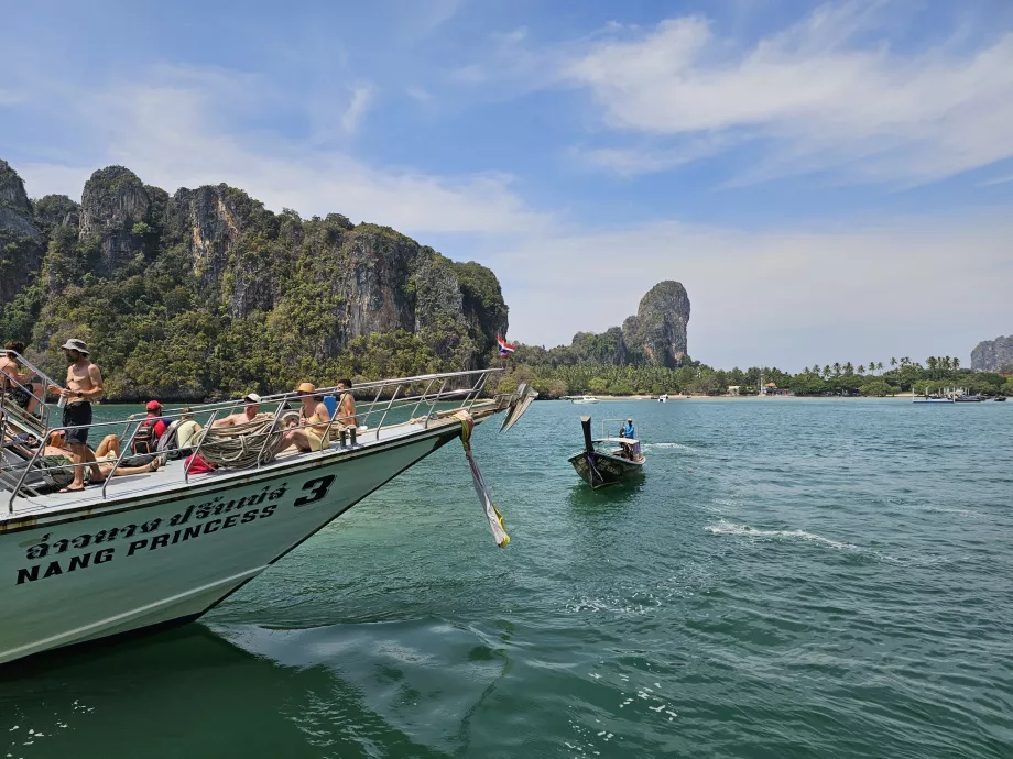 Fortøjning af store skibe ved Railay