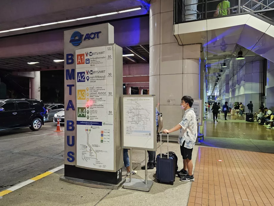 Busstoppested foran terminalen, DMK Lufthavn