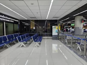 Seats without backrests, airport DMK