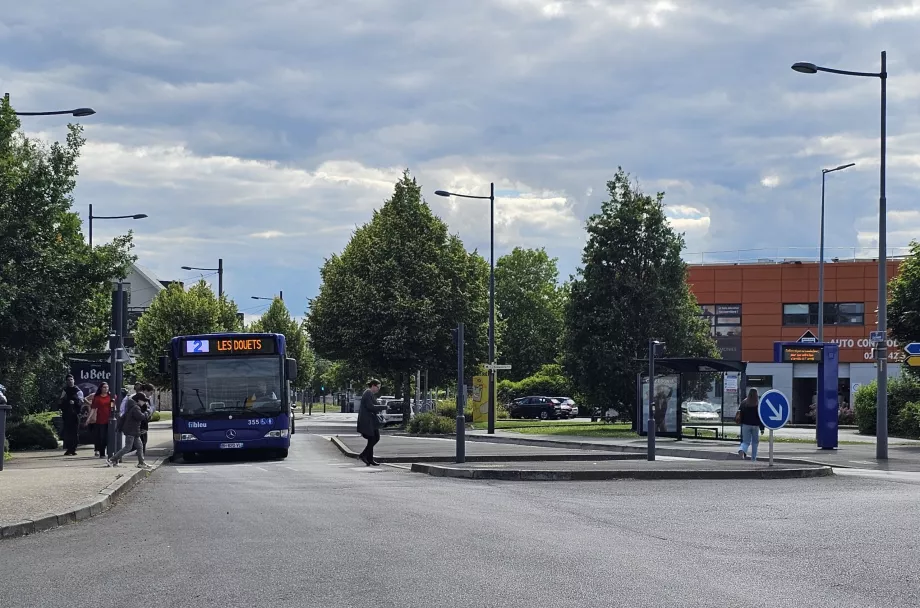 Buslinje 2, stop i retning af centrum på højre side