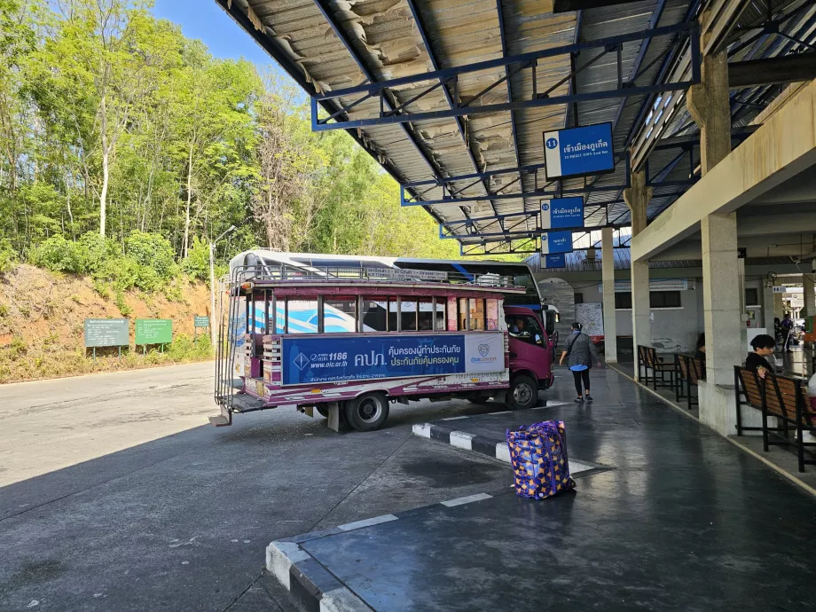 Lyserød bus ved busterminal 2