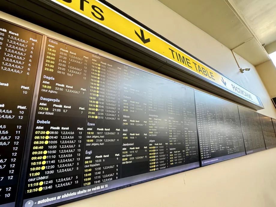 Køreplantavle på busstationen