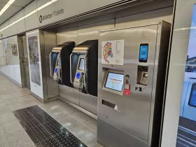Billetautomater - til højre klassiske billetter, 2 automater til venstre til rejsekort