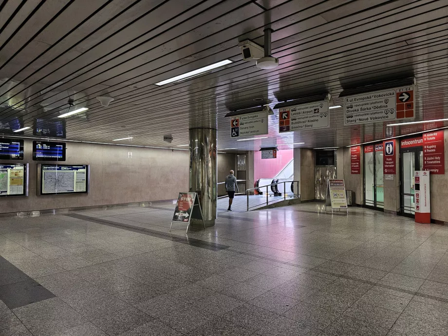 Udgang til trolleybusstoppestedet ved Nádraží Veleslavín metrostation