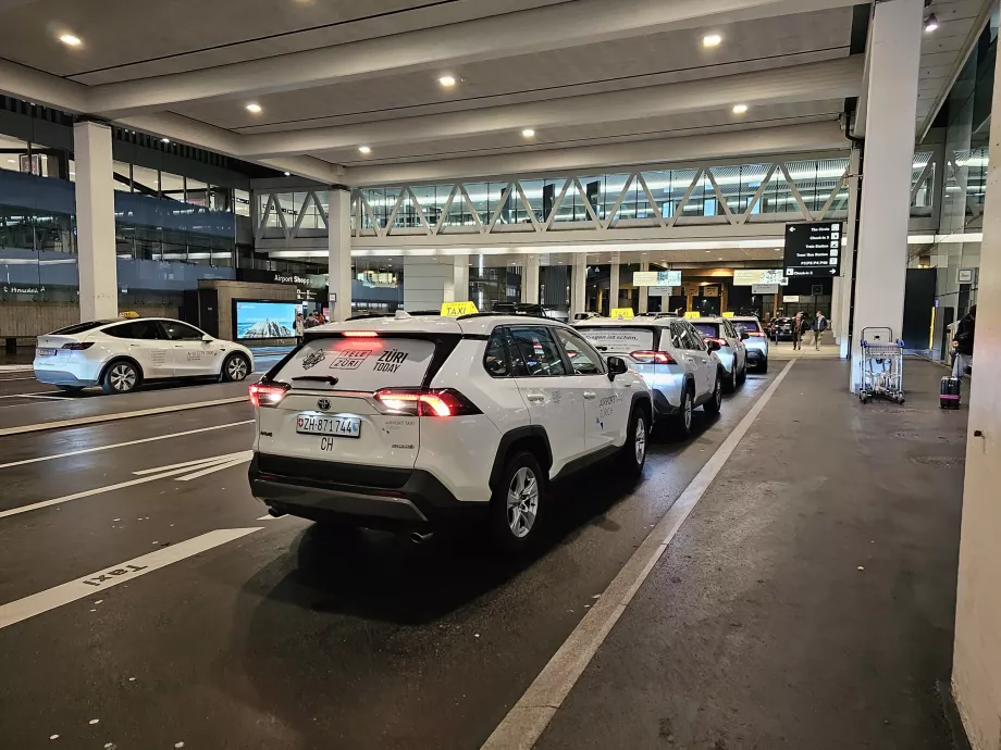 Taxaholdeplads foran ankomsthallen