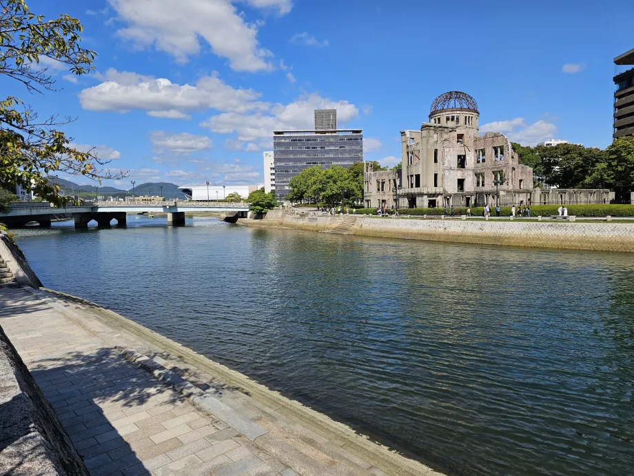 Udsigt til A-Bomb Dome fra parken