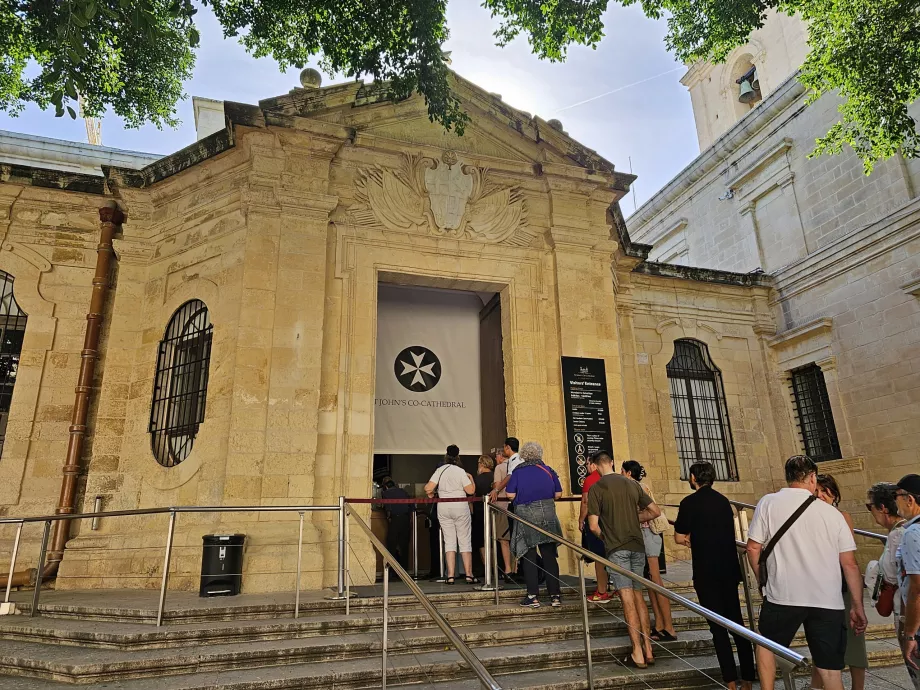 Hovedindgangen til St. John's Cathedral