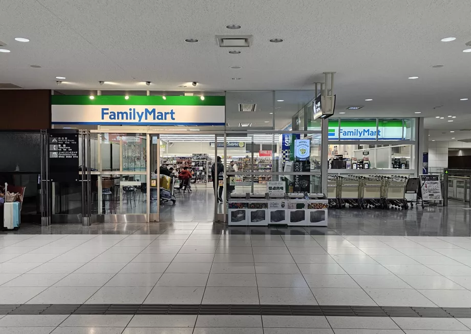 Family Mart ved togperronen