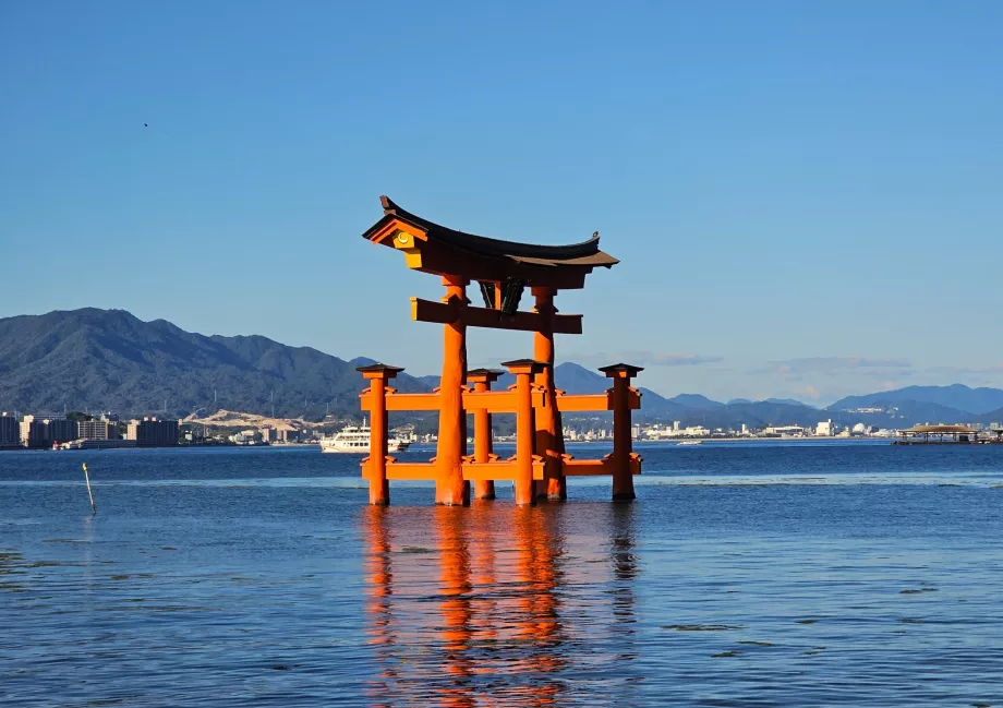 Torii-porten ved højvande