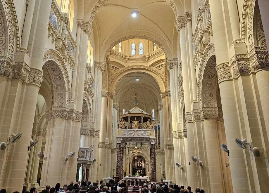 Det indre af Ta'Pinu-basilikaen