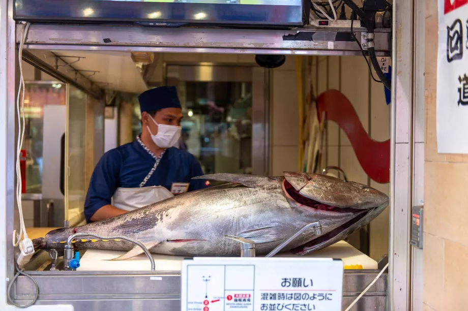 Forarbejdning af tun i en sushirestaurant