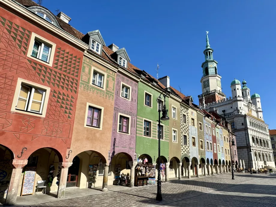 Farverige huse og rådhuset på Stary Rynek i Poznan