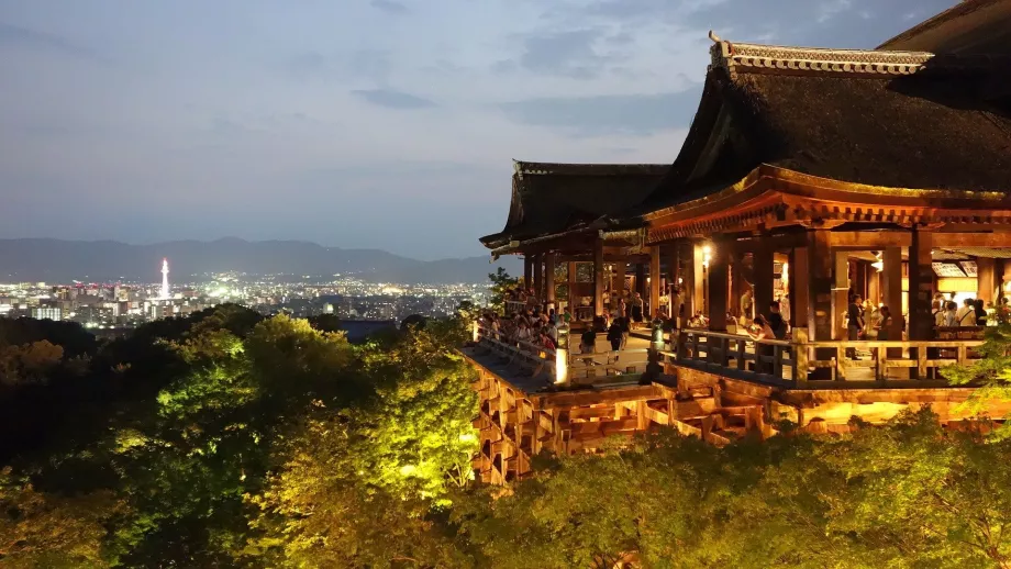 Kiyomizu-dera om natten