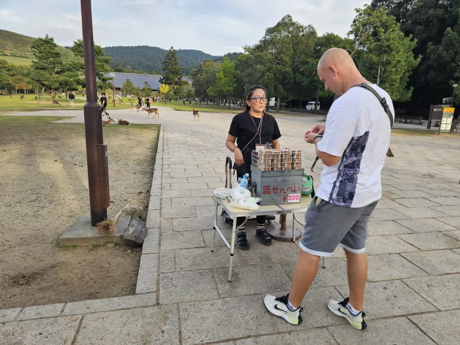 Nara Park, salg af foder til hjorte