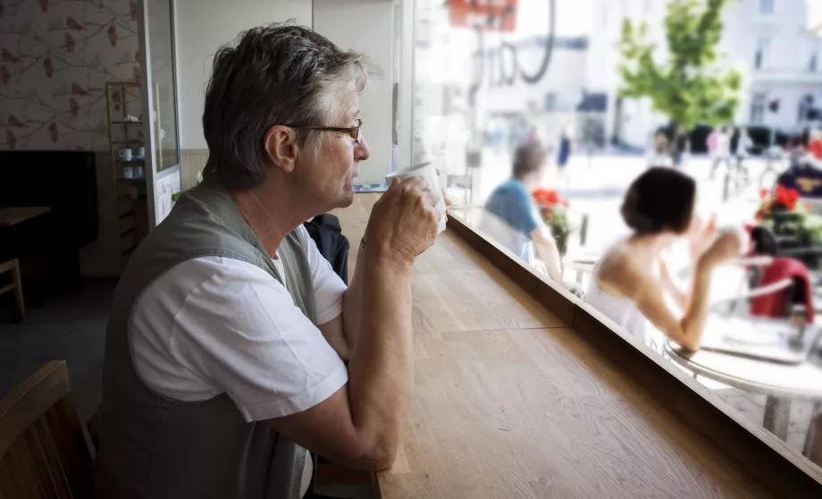 Svensk kvinde drikker kaffe