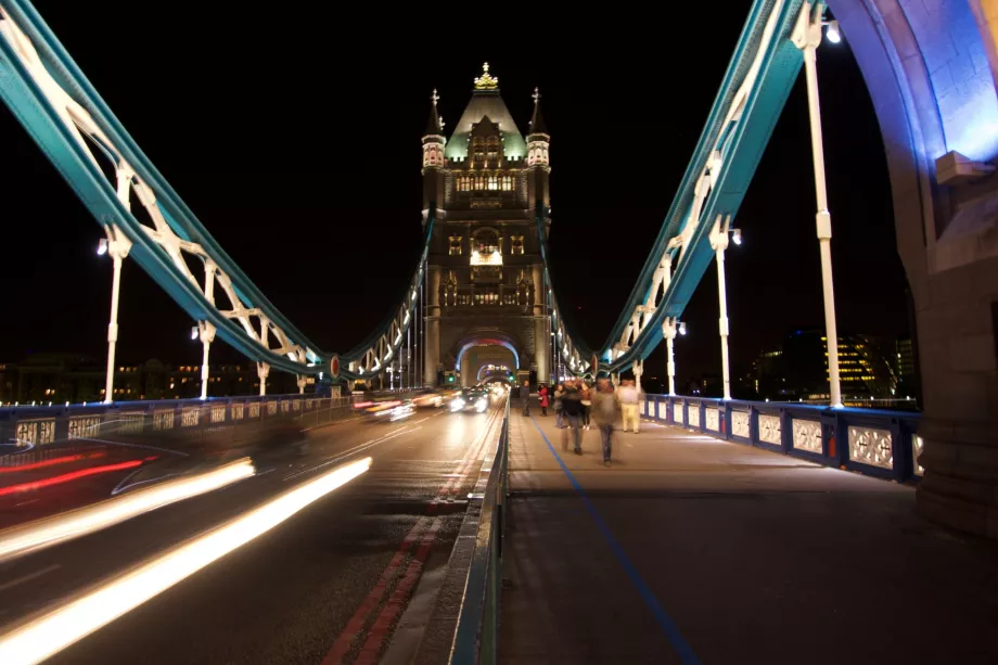 Går over Tower Bridge