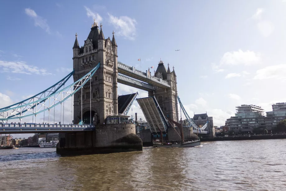 Hævet Tower Bridge